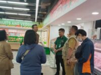Foto petugas sedang memeriksa daging beku di pasar modern Palangka Raya.