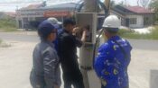 Foto petugas sedang memperbaiki penerangan jalan umum di Palangka Raya.