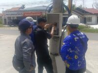 Foto petugas sedang memperbaiki penerangan jalan umum di Palangka Raya.