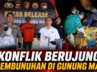 Foto polisi sedang menunjukkan barang bukti kasus pembunuhan di Polres Gunung Mas.