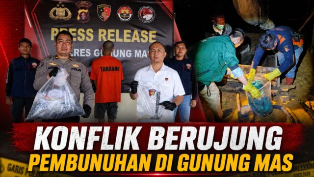Foto polisi sedang menunjukkan barang bukti kasus pembunuhan di Polres Gunung Mas.
