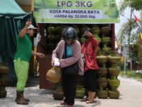 Foto warga sedang membeli LPG 3 kg dalam operasi pasar di Palangka Raya.