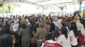 Foto warga sedang membeli paket sembako murah di halaman Masjid Raya Darussalam Palangka Raya.