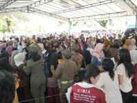 Foto warga sedang membeli paket sembako murah di halaman Masjid Raya Darussalam Palangka Raya.
