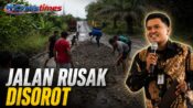 Foto warga sedang menimbun lubang jalan Nasional di ruas Trans Kalimantan Desa Hajak Barito Utara.