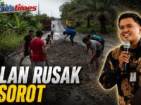 Foto warga sedang menimbun lubang jalan Nasional di ruas Trans Kalimantan Desa Hajak Barito Utara.