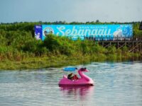 Foto wisatawan sedang menikmati wisata susur sungai di Palangka Raya.