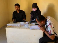 Petugas BNNK Kotawaringin Barat memeriksa sampel urine karyawan PT AJP saat sidak narkoba di perkebunan Kobar.