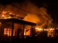 Foto ilustrasi kantor dan mess PT Agrinas Palma Nusantara di labura yang dibakar massa usai warga tewas diduga dianiaya.