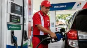 Petugas SPBU melayani pengisian BBM Pertamax di tengah sorotan publik terhadap peluang penurunan harga BBM nonsubsidi.