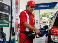Petugas SPBU melayani pengisian BBM Pertamax di tengah sorotan publik terhadap peluang penurunan harga BBM nonsubsidi.