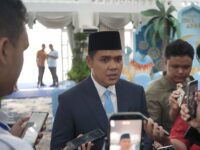 Foto Reza menjelaskan persiapkan studi ke luar negeri.