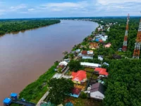 Ilustrasi warga Kelurahan Mengkatip Barito Selatan menghadapi keterbatasan listrik dan akses jalan darat menuju Buntok.