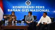 Foto Nanik Deyang bersama dua Wakil Kepala BGN sedang memberikan keterangan di Jakarta.