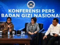 Foto Nanik Deyang bersama dua Wakil Kepala BGN sedang memberikan keterangan di Jakarta.