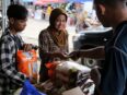 Ilustrasi warga berbelanja bahan pokok di pasar saat harga pangan mengalami kenaikan.