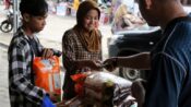 Ilustrasi warga berbelanja bahan pokok di pasar saat harga pangan mengalami kenaikan.