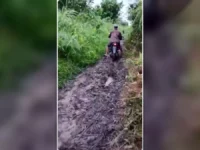 Tangkapan layar kondisi jalan rusak di Desa Soren Kotawaringin Timur yang menjadi akses utama warga.