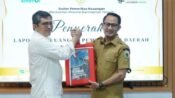 Wali Kota Palangka Raya, Fairid Naparin, menyerahkan LKPD Tahun Anggaran 2025 kepada BPK Perwakilan Kalimantan Tengah.
