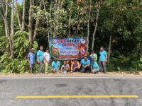 Kelompok Tani Muda Berkarya memasang baleho Stop Karhutla di Kelurahan Kalampangan, Kota Palangka Raya.