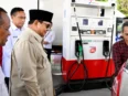 Presiden Prabowo Subianto meninjau pengisian Biodiesel B50 di SPBU Rest Area KM 57 Karawang saat peluncuran program kemandirian energi nasional.