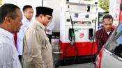 Presiden Prabowo Subianto meninjau pengisian Biodiesel B50 di SPBU Rest Area KM 57 Karawang saat peluncuran program kemandirian energi nasional.