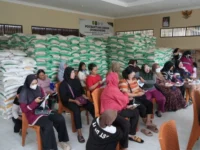 1.900 Warga Menteng Terima Bantuan Pangan