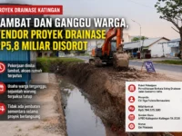 Alat berat mengerjakan proyek drainase Jalan Soekarno Hatta di Kecamatan Katingan Hilir, Kabupaten Katingan, yang dikerjakan CV Tiga Putera Bersaudara.