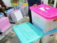 Pelimpahan enam berkas perkara dugaan korupsi penjualan zirkon oleh Kejati Kalimantan Tengah ke Pengadilan Tipikor Palangka Raya pada 19 Juni 2026.