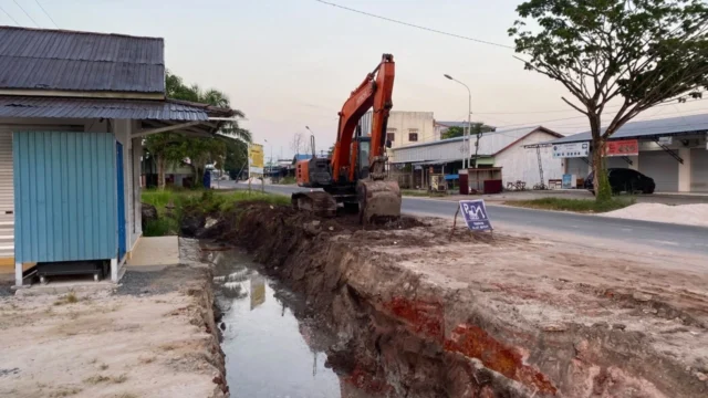 Warga Nilai Vendor Proyek Drainase Katingan Ingkari Janji Soal Jembatan Sementara