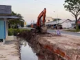 Foto rumah warga yang aksesnya terputus dari jalan utama akibat proyek Pemeliharaan Berkala Siring Drainase Jalan Soekarno Hatta di Kecamatan Katingan Hilir, Kabupaten Katingan, tanpa jembatan sementara.