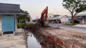 Foto rumah warga yang aksesnya terputus dari jalan utama akibat proyek Pemeliharaan Berkala Siring Drainase Jalan Soekarno Hatta di Kecamatan Katingan Hilir, Kabupaten Katingan, tanpa jembatan sementara.
