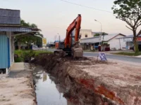Foto rumah warga yang aksesnya terputus dari jalan utama akibat proyek Pemeliharaan Berkala Siring Drainase Jalan Soekarno Hatta di Kecamatan Katingan Hilir, Kabupaten Katingan, tanpa jembatan sementara.
