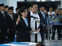 Gubernur Agustiar Sabran mengambil sumpah jabatan Linae Victoria Aden sebagai Sekda Provinsi Kalimantan Tengah di Palangka Raya.