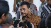Gubernur Jawa Tengah Ahmad Luthfi mengenakan batik cokelat memberikan keterangan kepada wartawan terkait Plt Bupati Sukoharjo.