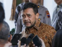 Gubernur Jawa Tengah Ahmad Luthfi mengenakan batik cokelat memberikan keterangan kepada wartawan terkait Plt Bupati Sukoharjo.