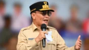 Gubernur Kalimantan Tengah Agustiar Sabran menyampaikan sambutan sambil memegang mikrofon.