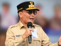 Gubernur Kalimantan Tengah Agustiar Sabran menyampaikan sambutan sambil memegang mikrofon.