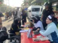 Warga berkonsultasi mengenai sengketa pembagian warisan di Posko Sahati Kejati Kalteng saat Car Free Day di Palangka Raya.
