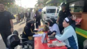 Warga berkonsultasi mengenai sengketa pembagian warisan di Posko Sahati Kejati Kalteng saat Car Free Day di Palangka Raya.