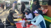 Petugas Posko Sahati Kejati Kalteng memberikan konsultasi hukum gratis kepada masyarakat di CFD Jalan Yos Sudarso Palangka Raya.