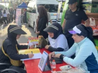 Petugas Posko Sahati Kejati Kalteng memberikan konsultasi hukum gratis kepada masyarakat di CFD Jalan Yos Sudarso Palangka Raya.