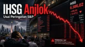 Ilustrasi IHSG anjlok dengan grafik merah menurun dan papan perdagangan saham setelah peringatan S&P Dow Jones Indices.