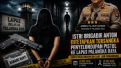Ilustrasi kriminal penetapan istri Brigadir Anton sebagai tersangka penyelundupan pistol ke Lapas Kelas IIA Palangka Raya, menampilkan ilustrasi lapas, barang bukti senjata api, garis polisi, dan konferensi pers Kapolresta Palangka Raya.