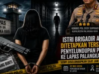 Ilustrasi kriminal penetapan istri Brigadir Anton sebagai tersangka penyelundupan pistol ke Lapas Kelas IIA Palangka Raya, menampilkan ilustrasi lapas, barang bukti senjata api, garis polisi, dan konferensi pers Kapolresta Palangka Raya.