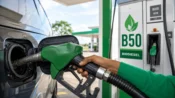 Ilustrasi nozzle hijau mengisi BBM Biodiesel B50 ke kendaraan di SPBU dengan latar pompa bertuliskan B50 Biodiesel.