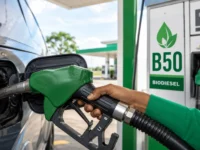 Ilustrasi nozzle hijau mengisi BBM Biodiesel B50 ke kendaraan di SPBU dengan latar pompa bertuliskan B50 Biodiesel.