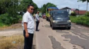 Abdul Hafid meninjau Jalan HM Arsyad Sampit Samuda yang rusak di Kotawaringin Timur.