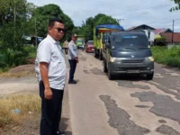 Abdul Hafid meninjau Jalan HM Arsyad Sampit Samuda yang rusak di Kotawaringin Timur.