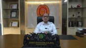 Kapuspenkum Kejagung Anang Supriatna memberikan keterangan resmi di ruang kerja terkait penggeledahan kasus dugaan korupsi batu bara oleh kepolisian.